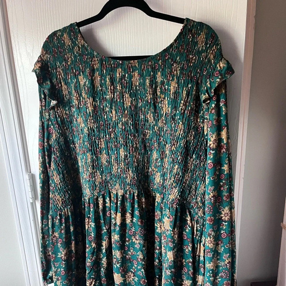 Torrid 6 green Crinkle Gauze Smocked blouse top - Picture 2 of 7